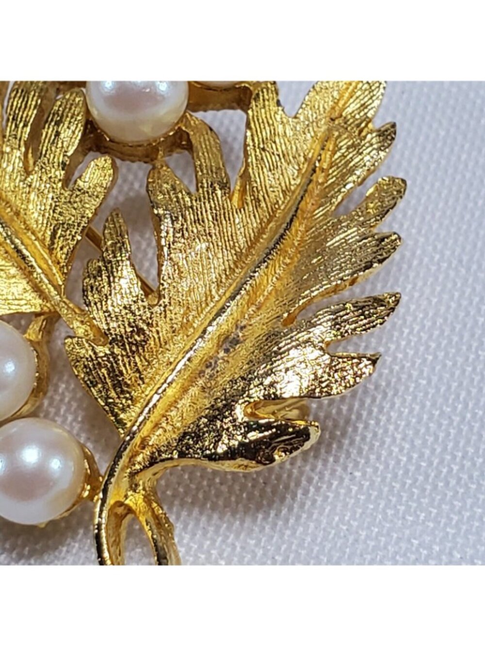 Vintage Dubarry Fifth Ave Brooch Gold Tone Pin Faux Pearl Leaf Signed DBA - Picture 7 of 7